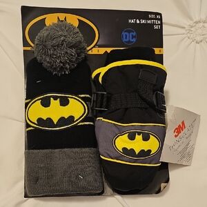 Batman Black and Yellow Hat and Mitten Set